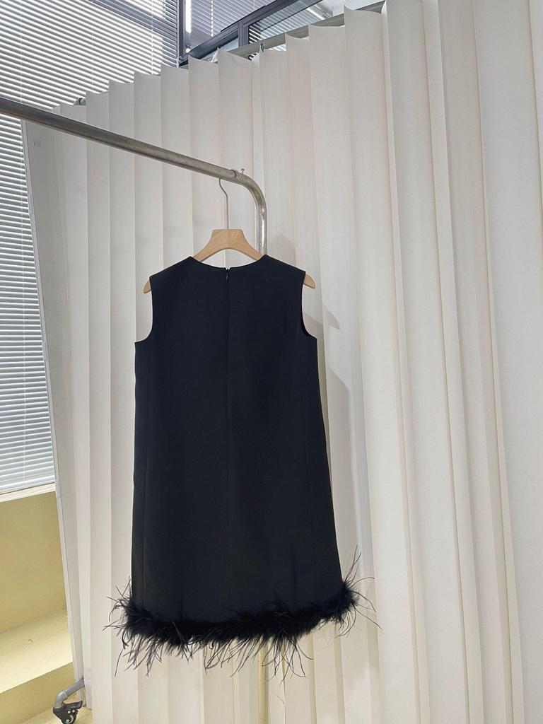 2023 Hepburn-Style Black Sleeveless Dress with Ostrich Feathers for Summer