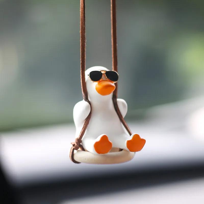 Cute Anime Decorazione interna per auto Altalena in gesso Anatra Ciondolo specchietto retrovisore automatico per accessori decorativi per auto Kawai