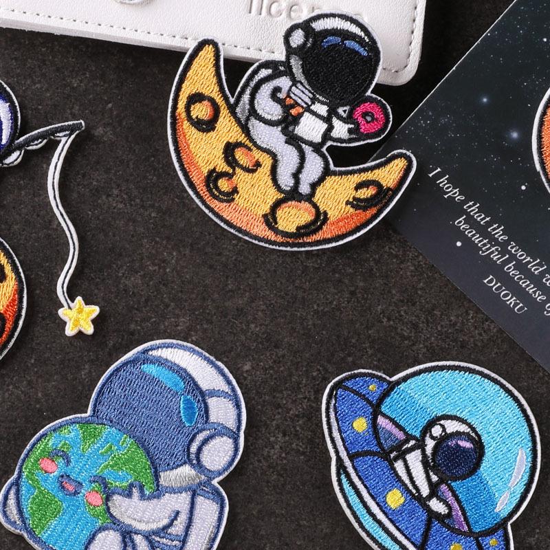 Vyšívací štítek planeta kreslený astronaut nášivka odznak vyšívací nálepka ruční účet samolepicí látková nálepka