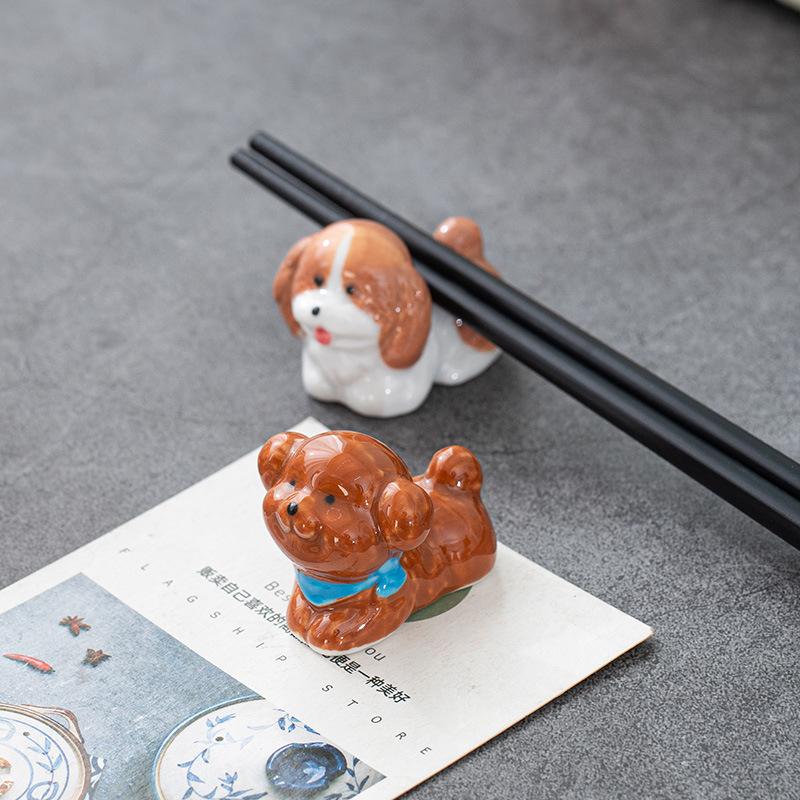 Nytt i sortimentet Japansk Stil Keramisk Hund Fransk Bulldog Teddy Ätpinnshållare Mini Söt Hem Bordsdekoration Ätpinnskudde