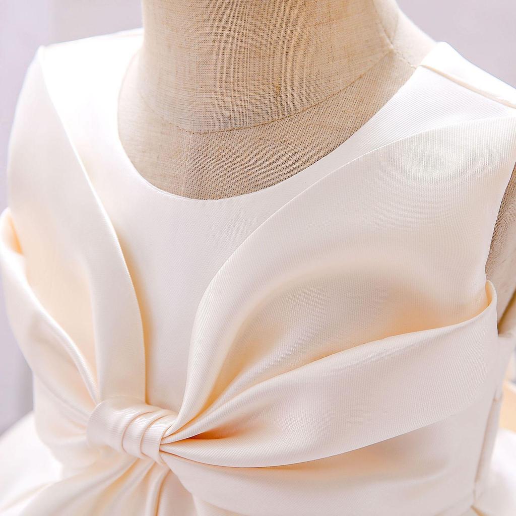 Vestito in Raso da Principessa con Fiocco per il Primo Compleanno di una Neonata