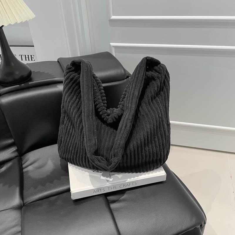 

2025 фланелевая большая сумка женская сумка-тоут большой вместимости для поездок на работу простая осенняя на плечо через плечо вельветовая чёрный