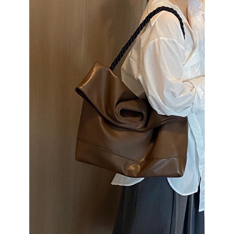 

Коричневая мягкая кожаная сумка-тоут большой вместимости женская новинка 2024 года, простая большая сумка для поездок на работу, студенческая сумка через плечо коричневый