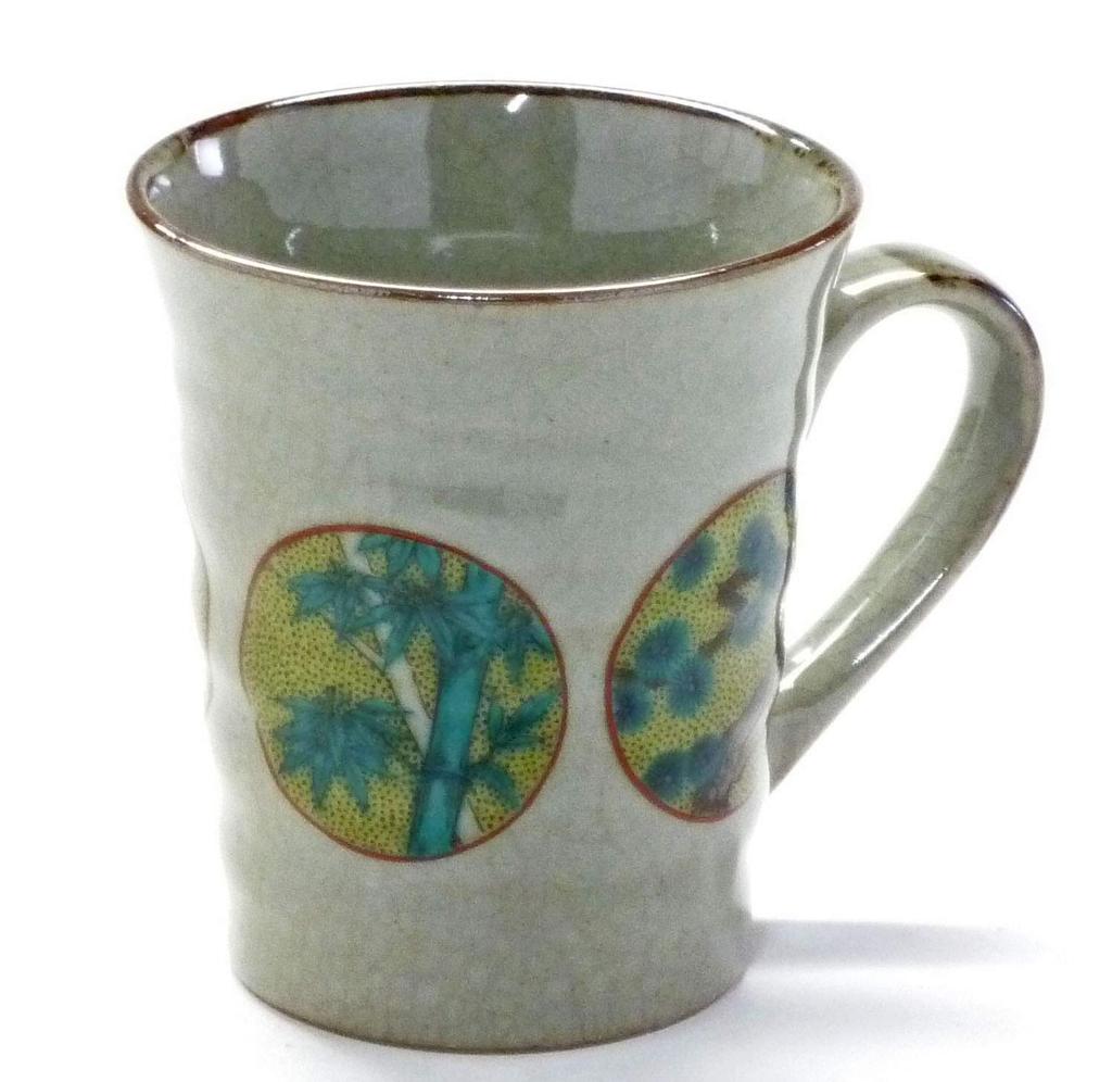 Kutani Ware [Mug] Round Crest Pine, Bamboo, and Plum Design [Back Picture]