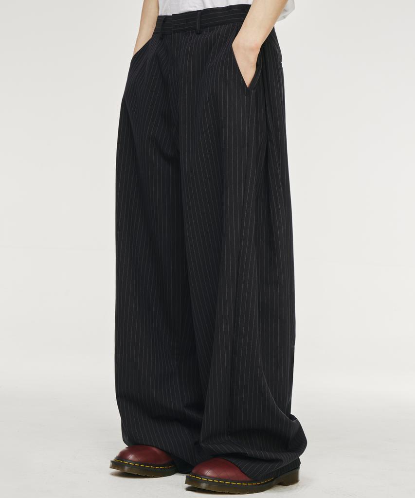 SIGNATURE Multi-Tuck Wide Slacks [Black Stripe]