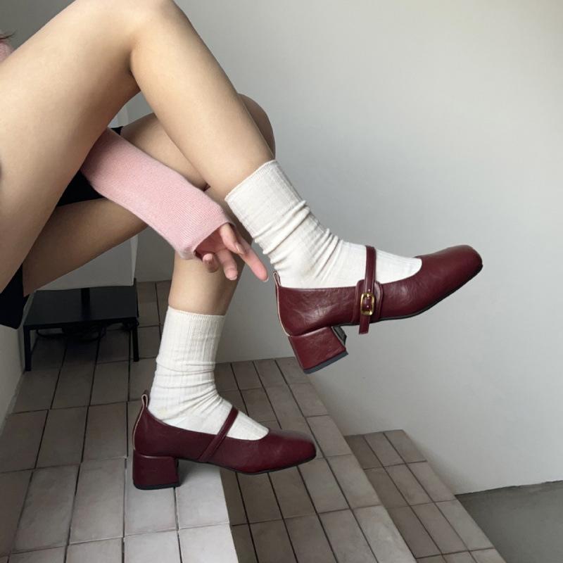 French retro square head shallow mouth single shoes women's middle heel 2025 spring and autumn evening temperament thick heel Mary Jane shoes