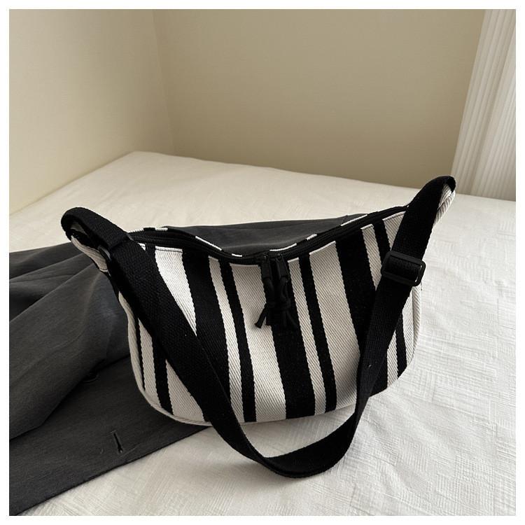 Fashionable Casual Striped Canvas Shoulder Bag For Everyday Use With Ample Space
