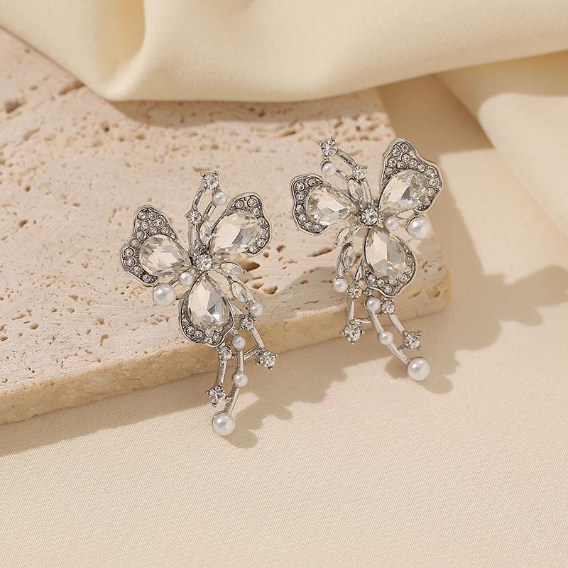 Elegant Diamond & Pearl Ear Cuff for Women - Simple, Luxury Design