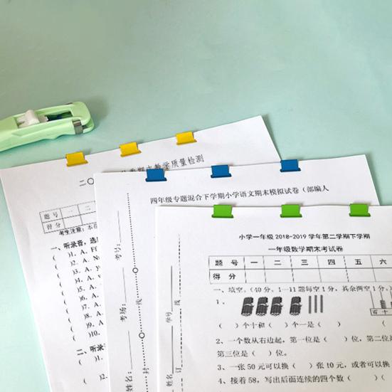 Tlačná sešívačka 50 sešívacích svorek Kapacita 40 listů Pevné uchycení Opakovaně použitelné stolní dokumenty Zásobník na papír s upínacími svorkami Školní potřeby