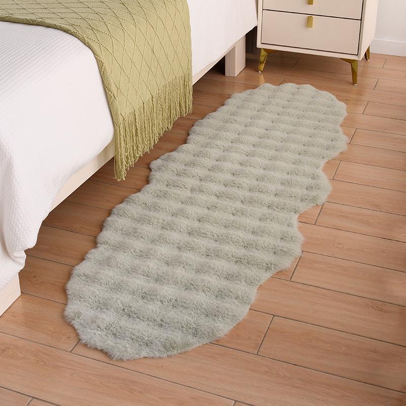 Cream Irregular Faux Rabbit Fur Carpet for Bedroom or Living Room 40x60cm