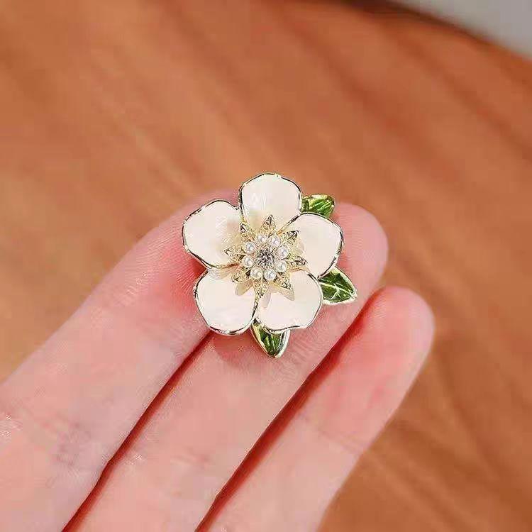 French Elegant Gardenia Flower Brooch Versatile Niche Design Anti-light Buckle Premium Corsage Clothes Accessories