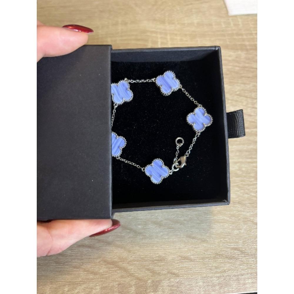 Luxury and Sophisticated Four-leaf Clover Bracelet for Women Made of Agate and Mother-of-pearl