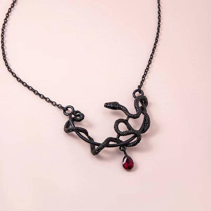 European and American Retro Snake Element Pendant Necklace, Exaggerated Black Snake Animal Zodiac Necklace Collarbone Chain