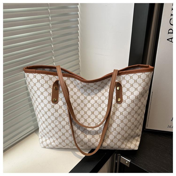 

Продвинутое чувство иностранного стиля универсальная ручная сумка женская 2025 новая трендовая сумка-взрыв интернет-знаменитости на плечо большая вместимость сумка-тоут