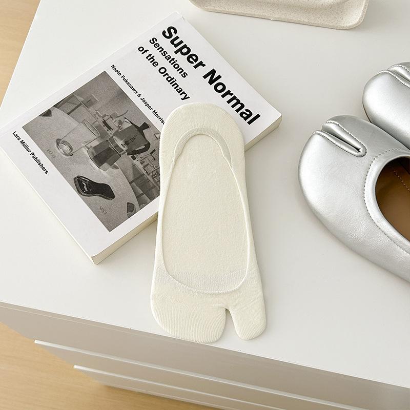 

5pairs Women s Two Finger Socks Summer Thin Non-slip Invisible Low Cut Boat Sock Solid Breathable Cotton Tabi Socks Comfortable One Size
