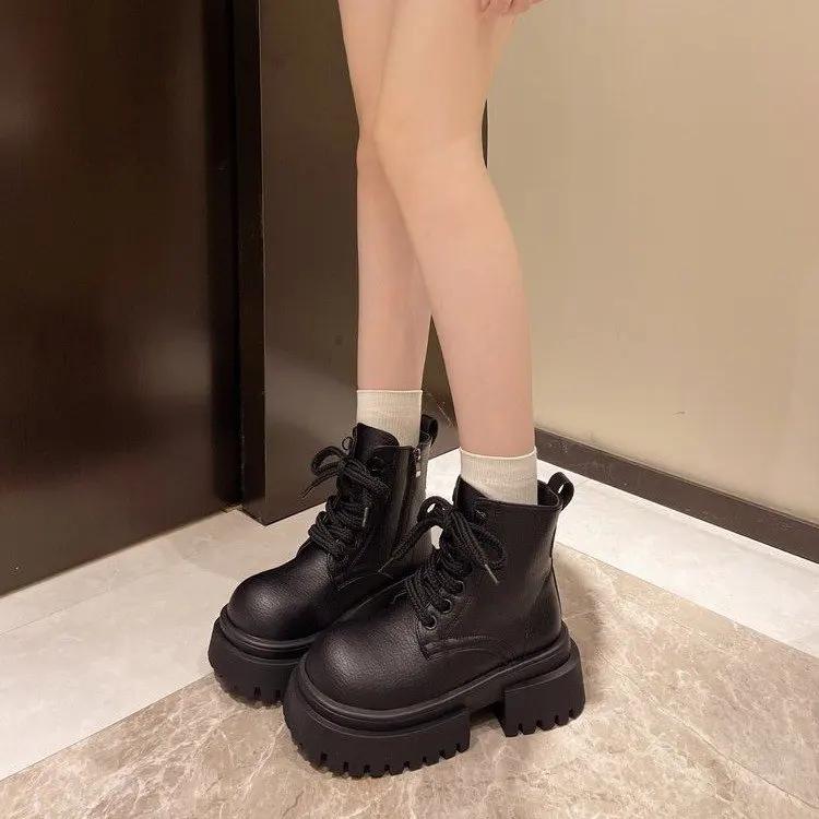 

Модные женские ботинки Осенняя женская обувь Ботинки-женщины 2024 Rock Riding Лолита Ботильоны Мотоциклетные ботинки Ретро Женские ботинки Rock Shoes 35 чёрный