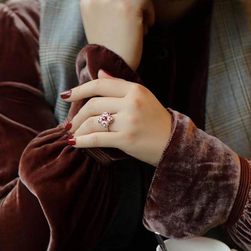 Vintage Ausgeschnittene Hochwertige Blume Mit Rubin Inlay Ringe Für Frauen Exquisite Anhänger Bankett Hochzeits Schmuck