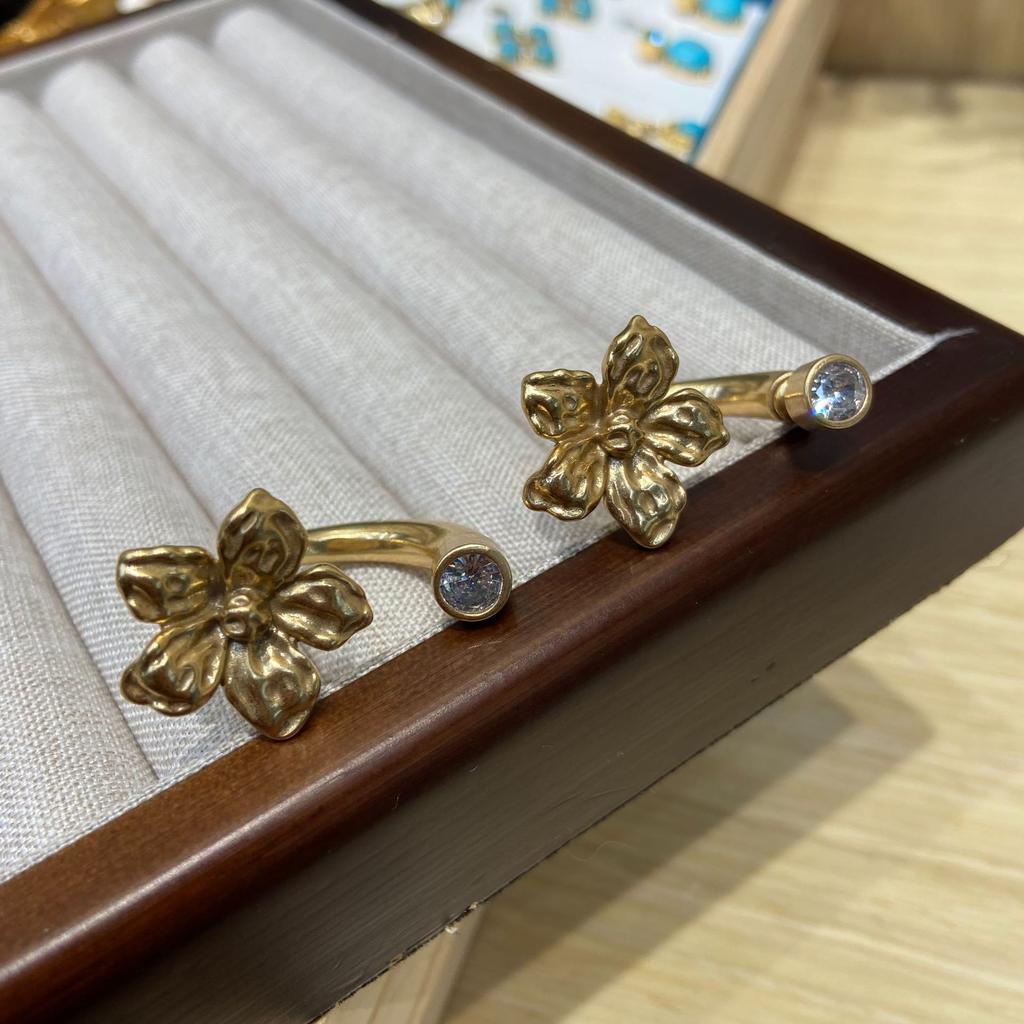 Fashion Niche Retro Earrings Russian Gold Copper Plated 18K Gold Casting Beating Pattern Five-Petal Flower Earrings Women