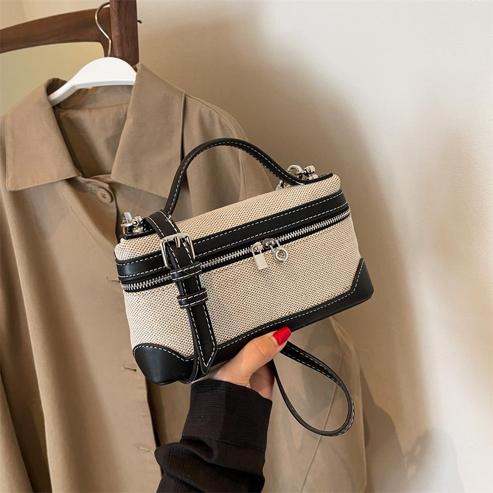 

Розпродаж жіночих сумок через плече в коробці. Нові високоякісні полотняні сумки на блискавці в стилі печворк з нитками для шиття. Модні сумки через плече