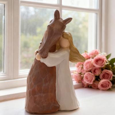 Ručně malovaná pryskyřičná figurka Dívka objímající koně/Ruce držící sestry/Anděl/Rodinná socha Sentimentální dárky pro ženy