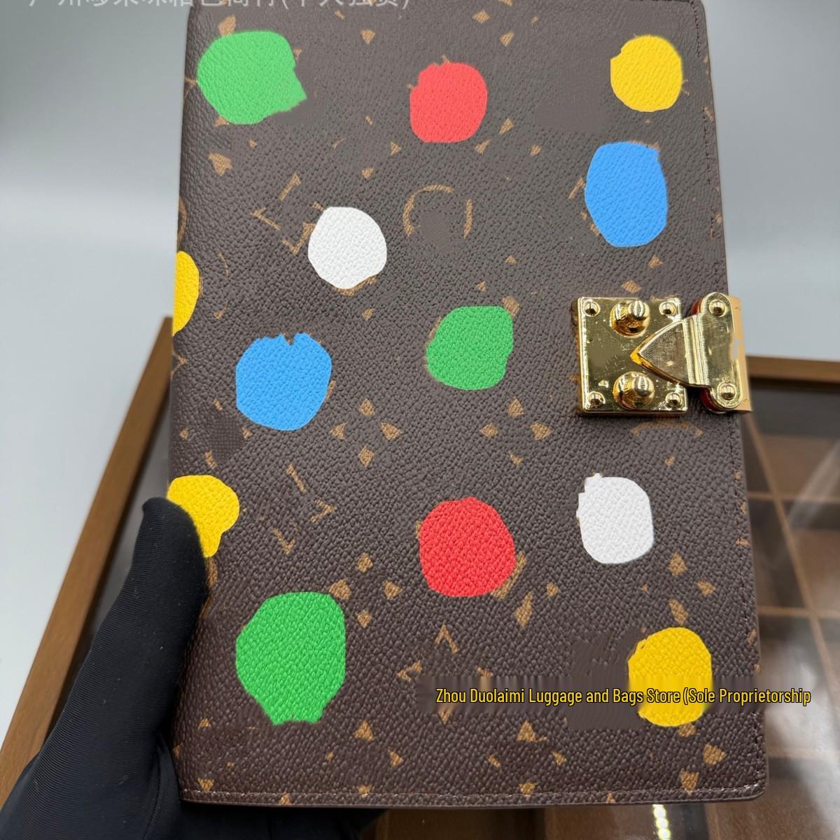 L-Marke Retro-Stil Cartoon-Druck Hardcover Laptop-Planer mit handgefertigten Knöpfen 22*3*15CM