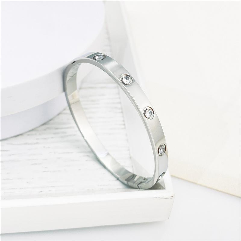 Neues Design Goldfarbe Zirkon und Kreuzmutter Nagelarmband Gold & Armreif für Frau Edelstahl Schraubschmuck