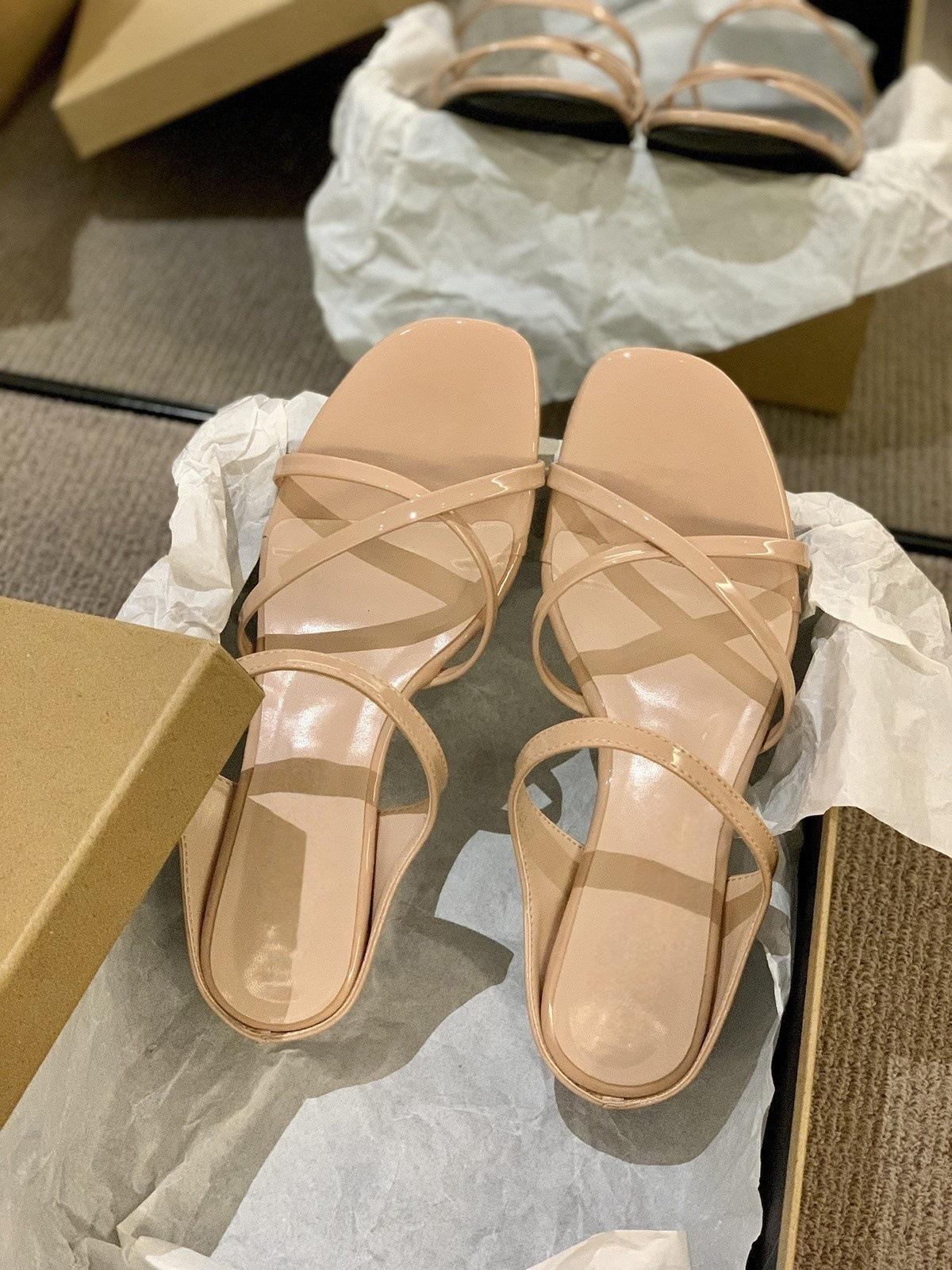 

Wedge heel slippers women s outer wear summer 2025 new fairy style gentle cross with high-end temperament sandals 40