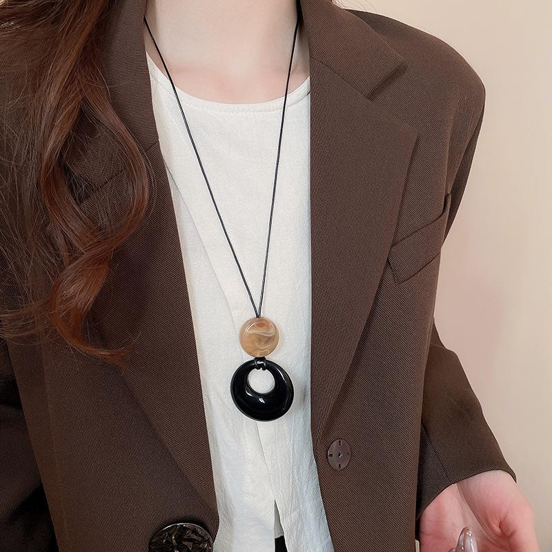 French Casual Wind Titanium Steel Triangle Necklace Light Luxury High Sense Simple Sweater Chain Trend Item Decoration Niche