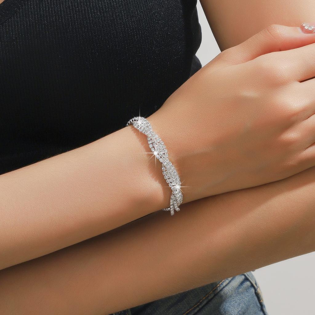 Ladies' fashionable geometric bracelet with rhinestone design, suitable for daily wear, gatherings, and holiday gifts