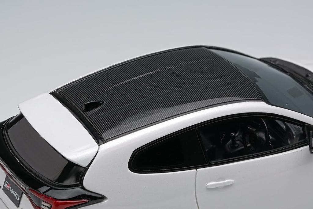 Maquilhagem EIDOLON Escala Toyota GR Yaris RZ Alto Desempenho 2024 Acabamento Mica Branco Pérola Platina EM762B 1/43 (Modelo finalizado)