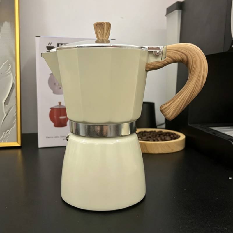 Caffettiera Moderna Minimalista in Alluminio con Manico in Legno per la Preparazione in Casa