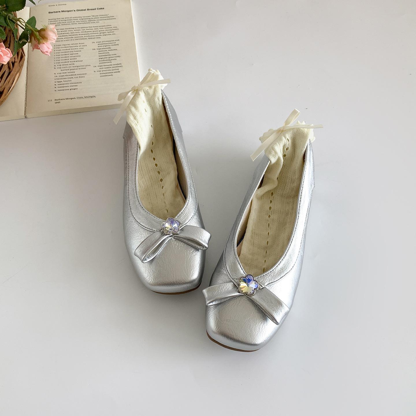 

Ретро серебристые французские туфли-лодочки на плоской подошве с открытым верхом, женские, летние 2025, новые модели, к юбкам, универсальные, на мягкой подошве, туфли Мэри Джейн женские 39 серебряный