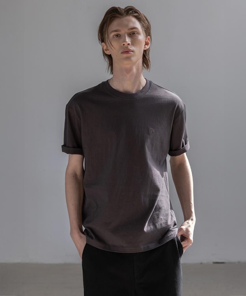 Dekkoloso Unisex Essential Regular Fit Logo Embroidered Short Sleeve T-Shirt [Charcoal]