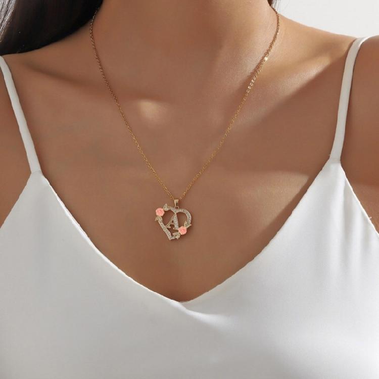 Zierliches Messing Initialen-Halskette Mit Floralem Herz-Ausschnitt Design Verstellbare Kette Leichter Romantik Schmuck