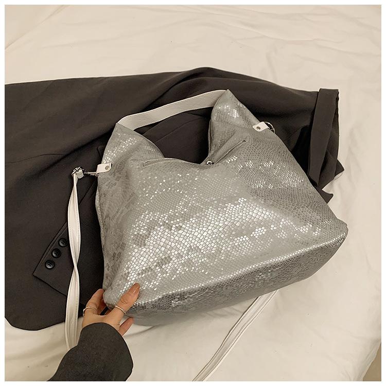 

European and American trend fashionable rivet tote bag women 2025 retro large capacity simple commuter single shoulder armpit big bag серебряный