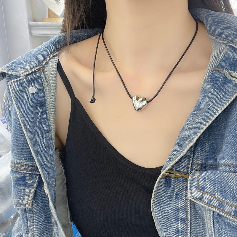 Korean Vintage Metal Heart Leather Necklace for Women - Versatile, Trendy Choker Chain