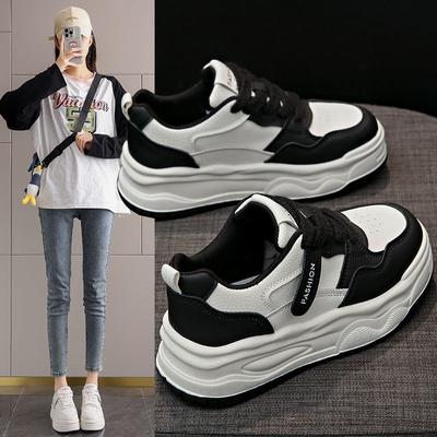Populares sapatos brancos pequenos femininos 2024 primavera novos muffin sola grossa para aumentar a altura sapatos pequenos femininos esportivos e de lazer sapatos de plataforma maré