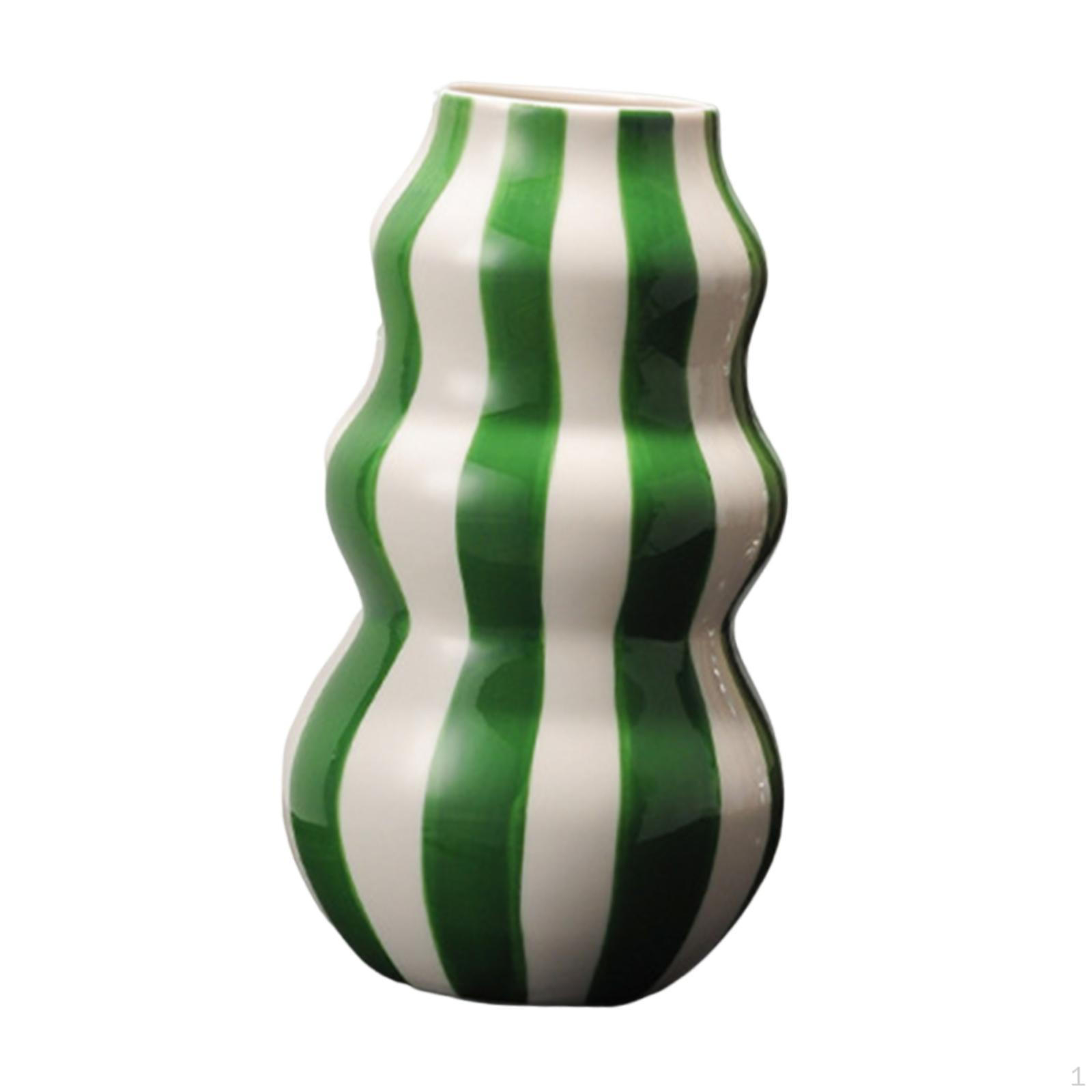 

Керамическая ваза в полоску для демонстрации цветов и домашней композиции зелёный