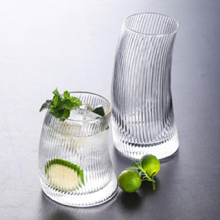 Saftgetränkebecher Mode Gebogene Form Glasbecher Kaffeetasse Transparente Gerippte Trinkgefäße für Partys Veranstaltungen