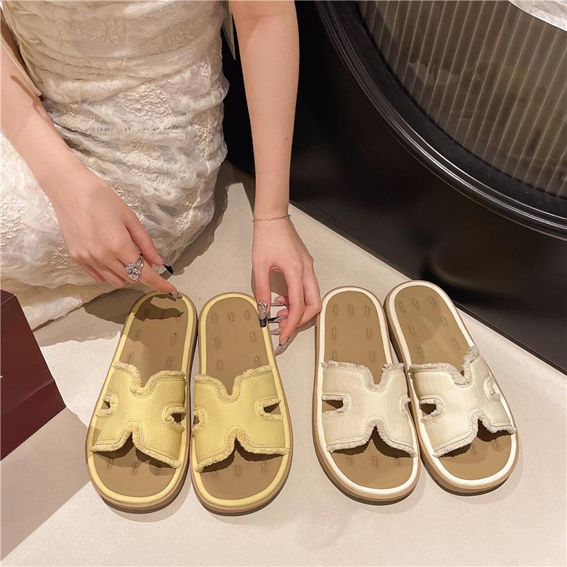 Open-toed one-word slippers for women to wear summer new holiday style soft-bottomed lazy flat-bottomed sandals