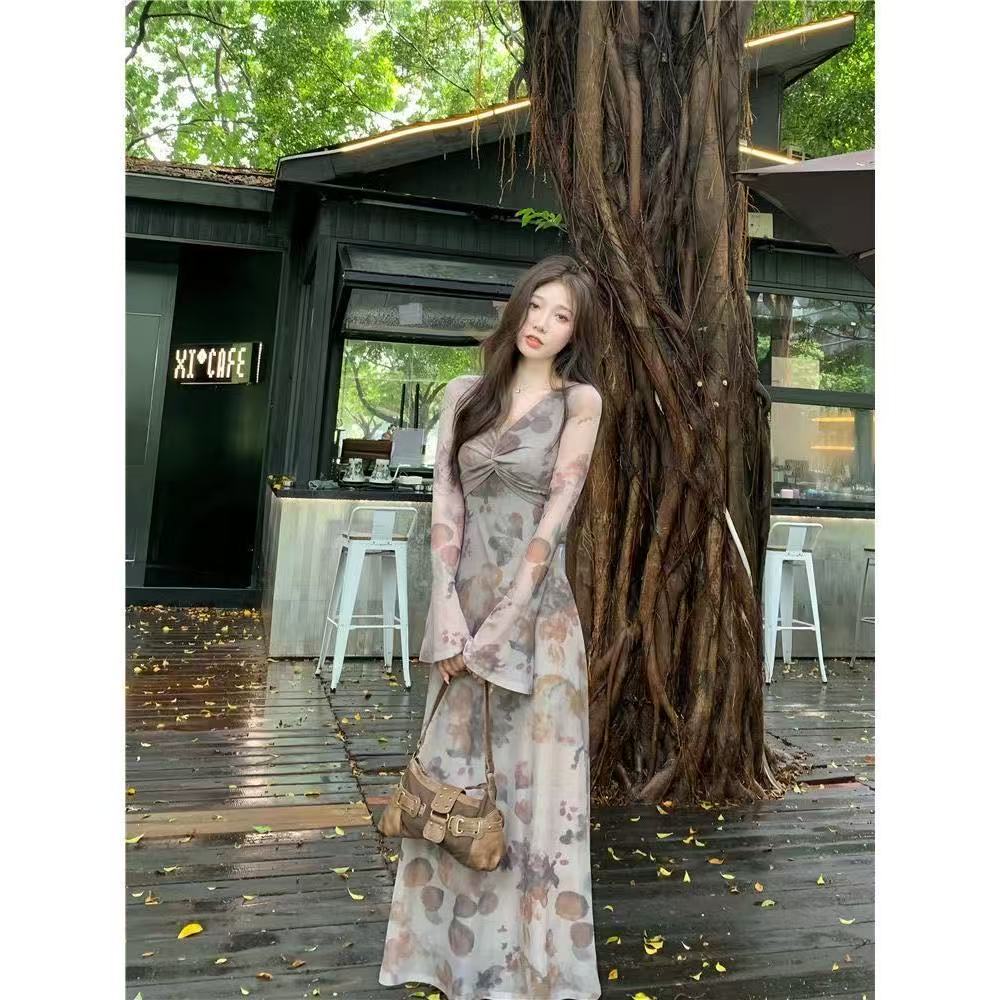 French Dress Women's Summer New Retro Printing V-neck Flared Sleeve Temperament Slim and Thin Dress