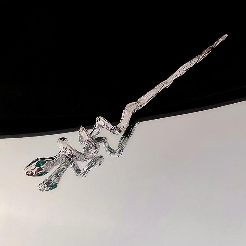 

1 шт. Это металлическая заколка для волос. Заколка для волос в форме духовной змеи — это женский аксессуар для волос с нишевым дизайном.