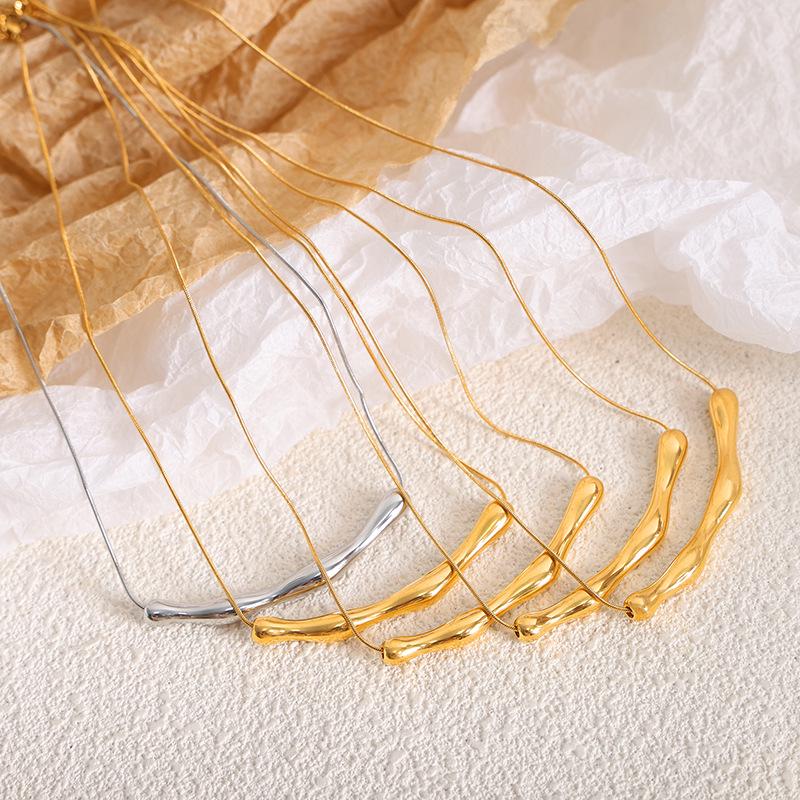 French Retro 18K Gold Titan Clavicle Necklace for Women