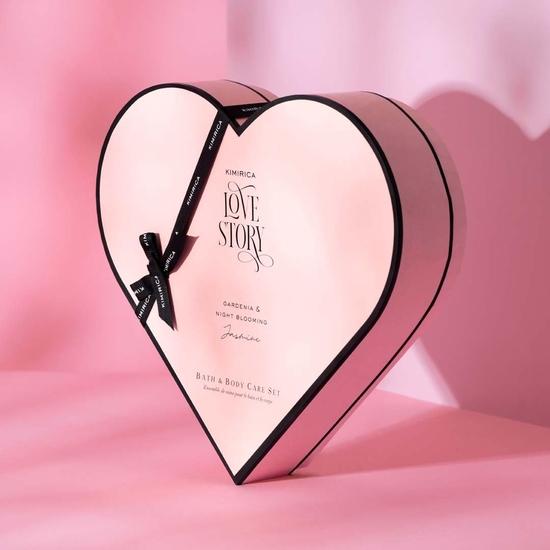 Set cadou de Valentine Kimirica pentru bărbați și femei Love Story Little Heart Hamper | Set cadou de îngrijire corporală pentru femei, iubite | Pachet de 3