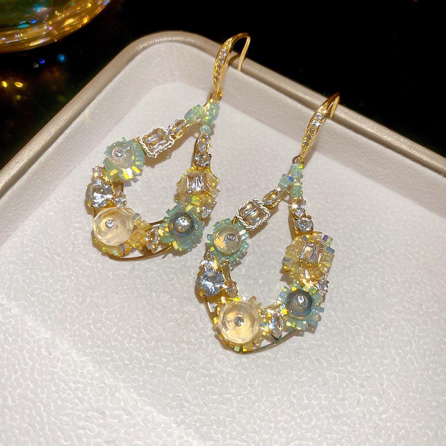 Silvernål Zirkon Utskurna Blomörhängen - Utsökta High-End Stiftörhängen med Känsla för Mode.