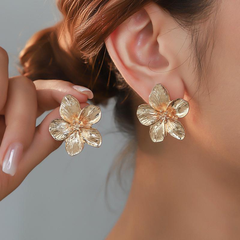 Versatile Five-Petal Irregular Metal Flower Stud Earrings золотой