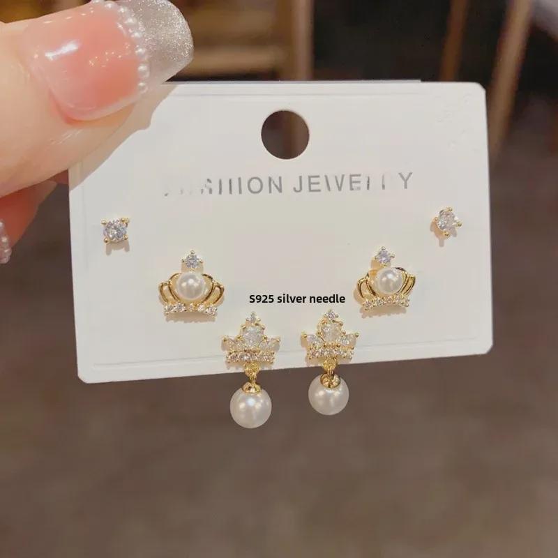 

Комплект серег с короной и жемчугом из серебра 925 пробы с микроинкрустацией цирконием: Элегантные, модные и блестящие украшения