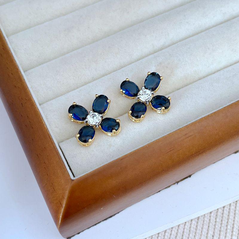 

Стильные серьги-подвески с подвесками из голубого циркона и пресноводного жемчуга