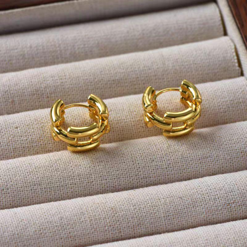 

Fashionable Geometric Line Hoop Earrings: Versatile, Lightweight Luxury Ear Cuffs & Studs for Women