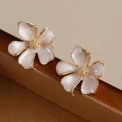 Süße Blumen Ohrstecker für Damen Vintage Metall Ohrstecker Mädchen Mode Weißes Emaille Ohrring Party Hochzeit Schmuck